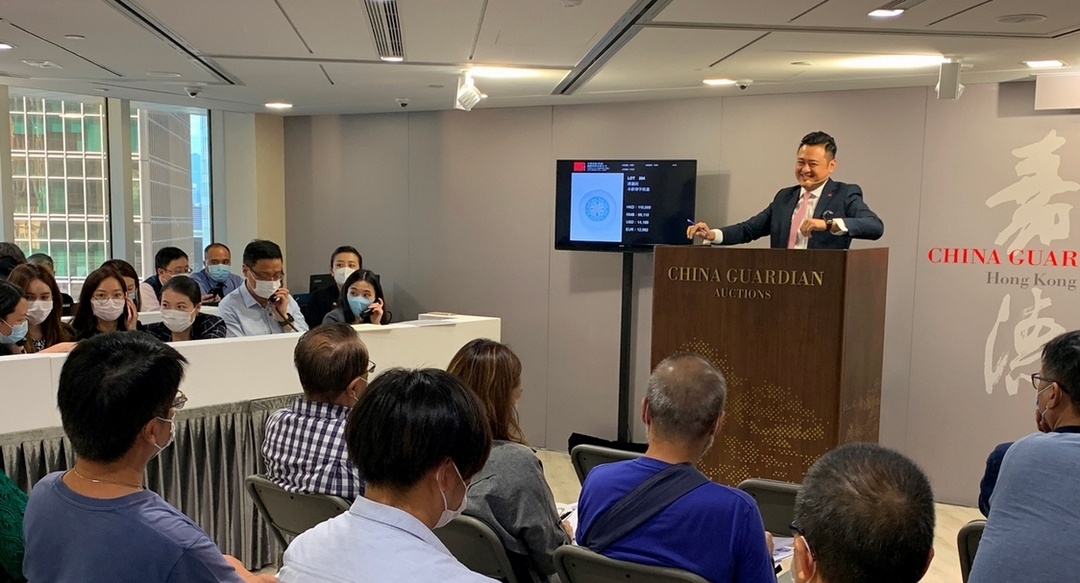 中國嘉德香港「慕古擷珍──瓷器珍玩工藝品」專場首度採線上與線下合拍方式，成交額近1000 萬港元，其中網路投標占總成交額逾20%。（嘉德香港提供）