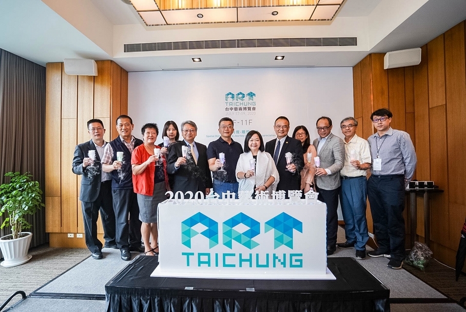 第八屆「2020 ART TAICHUNG 台中藝術博覽會」開幕記者會大合影。（台中藝博提供）