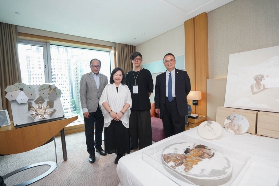 畫廊協會暨大象藝術空間館負責人鍾經新自2013年開始籌辦台中藝博，如今已打開台中藝博的知名度。圖片為大象藝術空間館展位。（台中藝博提供）