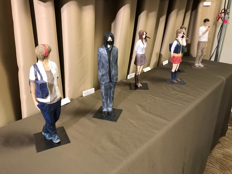 晴山藝術中心帶來稻葉朗的雕塑作品，作品細緻雕刻出耳機的演進。（本刊資料室）