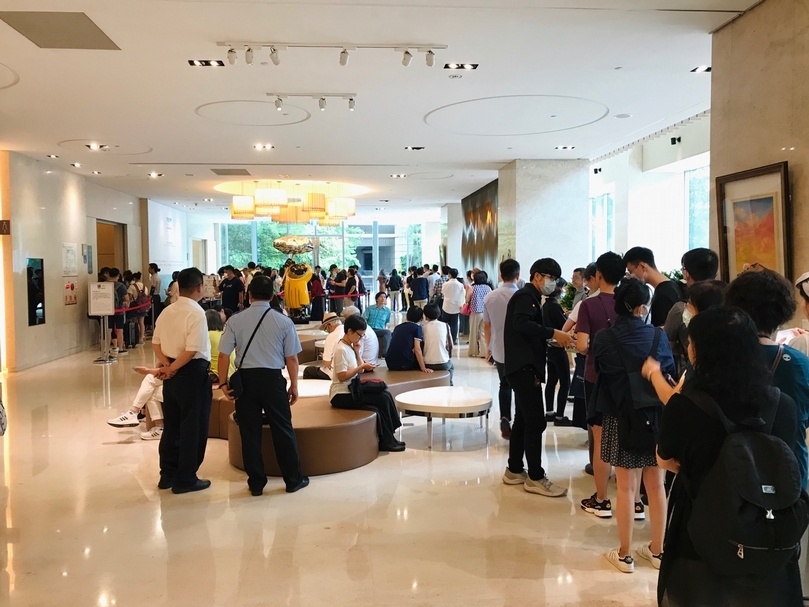 台中藝博為疫情後首場藝術博覽會，預展當日即吸引大批人潮觀展，可望開啟報復性購藏潮。（本刊資料室）