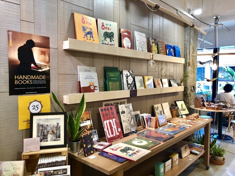展示多本taraBOOKS出版書籍，歡迎大家翻閱、購買。周邊小物如卡片、筆記本也都是絹印、手工製做而成，是獨特的禮物選擇。