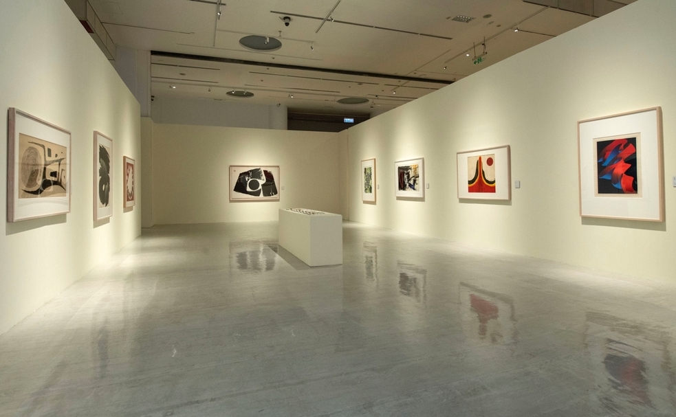 「現代風尚」展區除了展出版畫作品以外，也涵蓋了應用版畫作品為封面的出版物，使觀眾更能理解版畫與日常生活密不可分之處。（國立台灣美術館提供）