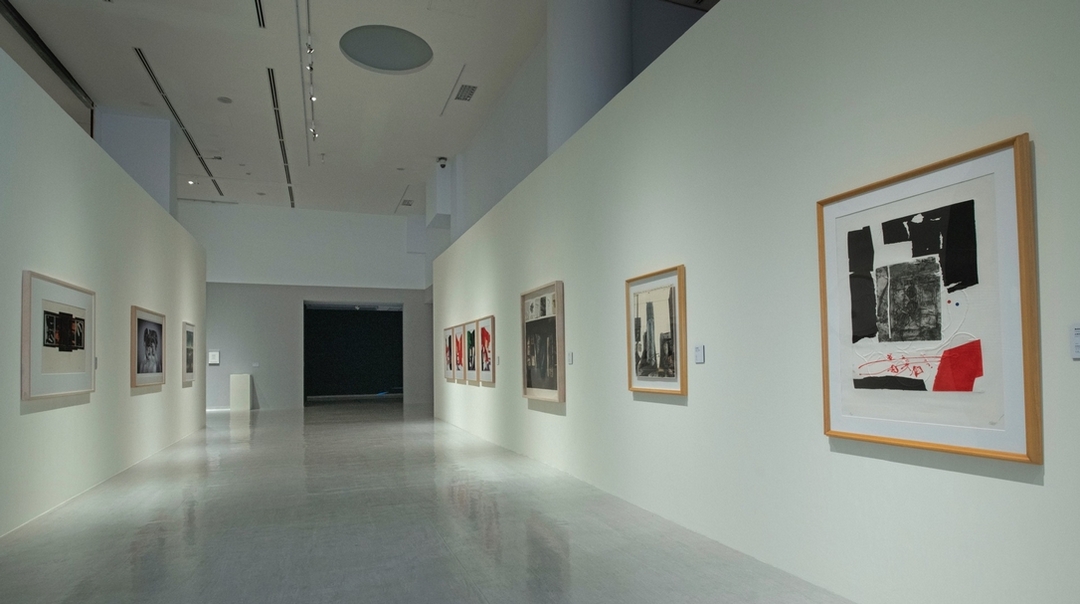 「名家經典」展區一隅，右二為地景之父耶拉瑟夫‧克里斯多（Jaracheff Christo）的版畫創作，值得觀眾前往觀展克里斯多包覆性的版畫創作。（國立台灣美術館提供）