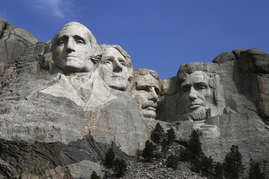 有抗議者揚言要炸毀拉什莫爾山(Mt. Rushmore)著名的四位美國總統摩崖雕像,因為該處被美國原住民視為聖山,雕刻美國總統肖像被視為對當地原住民文化的褻瀆。圖為拉什莫爾山著名的美國總統雕刻。(圖片來源:維基百科)