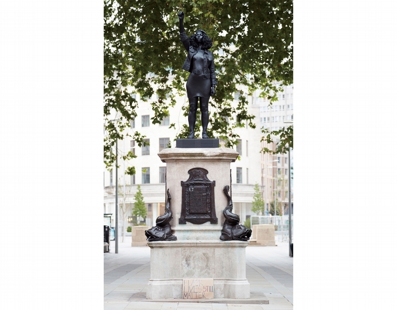 馬克.奎安(Marc Quinn)於15日在布里斯托的原高士敦雕像的基座上重新安放一座以非裔女性抗議者為模特兒的雕像「湧動的力量(A Surge of Power)」。(圖片來源:http://marcquinn.com/studio/news/a-joint-statement-from-marc-quinn-and-jen-reid)