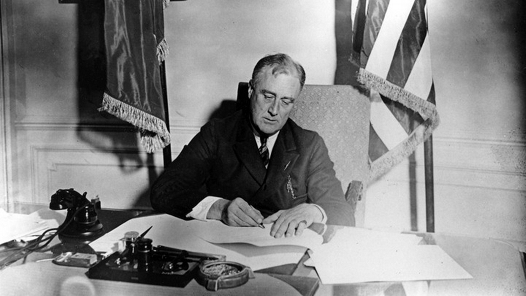 美國總統羅斯福（Franklin D. Roosevelt）於1933年正式簽署新政措施。（© Associated Press News）