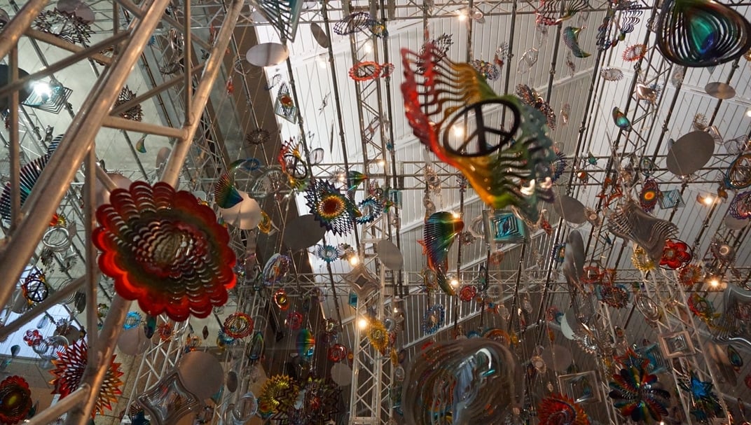 藝術家尼克．凱夫（Nick Cave），於橫濱三年展主展場大廳的作品《Kinetic Spinner Forest》。（文化部駐日本臺灣文化中心提供）