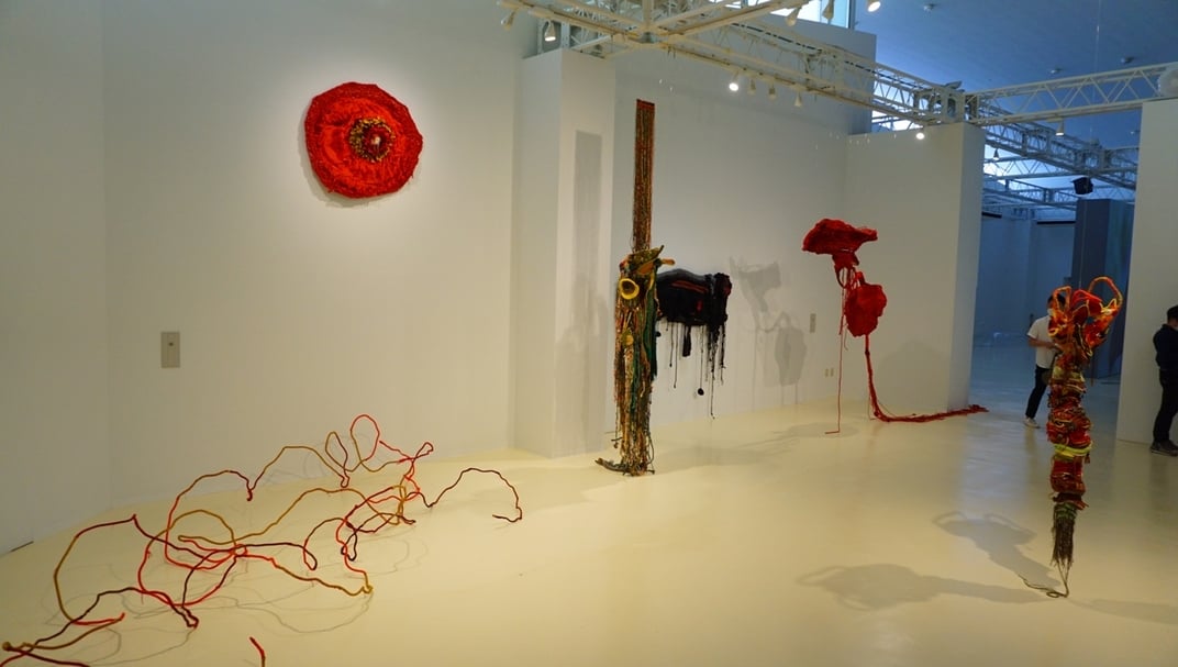 武玉玲展出《生命軸》等5件作品，運用部落回收材料共同製作。（文化部駐日本臺灣文化中心提供）