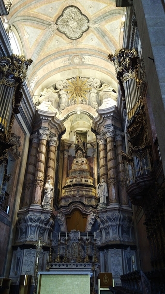 波爾圖 教士教堂(Igreja dos Clérigos)在這裡,因找到聖本篤和聖保祿,我們以為找到了「波爾圖」與「澳門」的連結:澳門大三巴牌坊原為聖保祿教堂遺址Ruínas de São Paulo