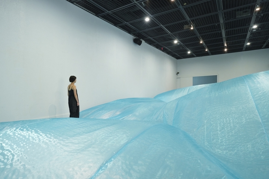 王德瑜《No. 101》,布料、鼓風機、木料,依場地而定,2020。( 攝影/朱淇宏)
