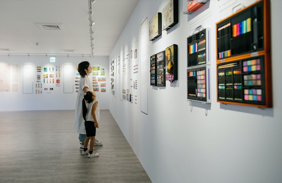 「印象雄獅區」展出雄獅文具多年來的商品歷史軌跡。（圖片來源：樸實創意/明日誌）