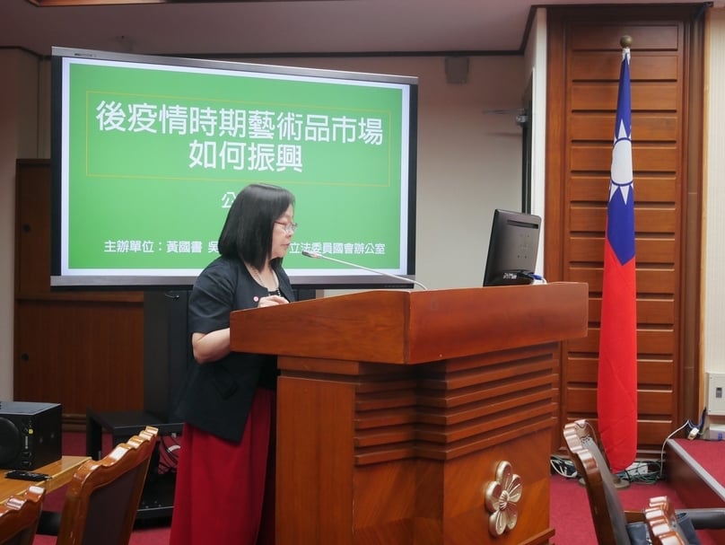 中華民國畫廊協會理事長的鍾經新表示香港局勢動盪讓香港的特殊地位逐漸流失，台灣應在此時機點思考，如何改善台灣藝術品交易的金融的方便性，讓台灣在新時代取得藝術品交流和金融中心的地位。（本刊資料室提供）