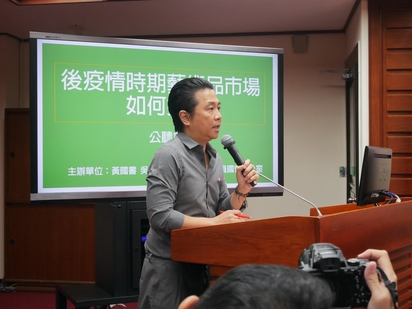 双方藝廊共同創辦人及策展人胡朝聖認為經營藝術產業、文化消費是百利無一害的思考。稅率的調整，也會間接改善藝術產業因為市場不活絡，只能向國家申請補助的困境，我們應該要讓整體環境更為友善，讓國內外的畫廊、藏家都能更簡便的支持藝文生態。（本刊資料室提供）
