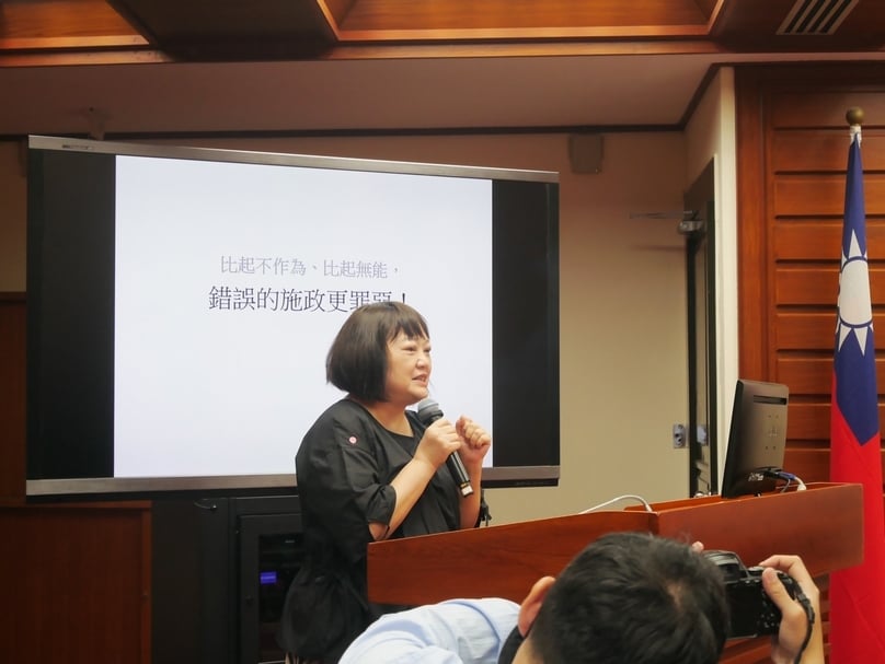 現任國藝會董事胡永芬表示，「比起無能，錯誤的施政更罪惡。」提醒政府2000年修正的財稅政策，向所有收藏家的實名課稅，讓所有藏家紛紛出走。目前在後香港時代，亞洲各國紛紛想取代香港的特殊地位，我們必須在基礎政策工具上積極調整。（本刊資料室提供）