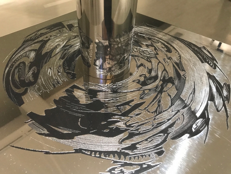 藝術家梅丁衍以黃榮燦中國左派風格木刻版畫作品為發想的延伸作。（攝影／陳飛豪）