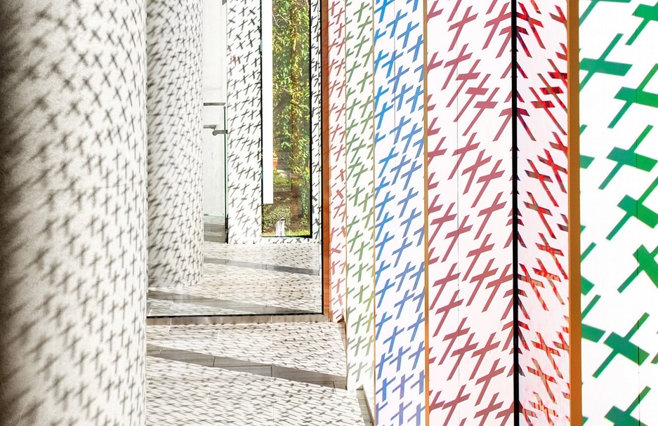 Henriquez Partners Architects特別邀請林明弘為禮拜堂進行公共藝術創作,他的作品《RGB》回歸光的紅、綠和藍色之三色構成,將萬個紅、藍、綠色的小十字架灑在四面環繞教堂的玻璃帷幕上。(誠品畫廊提供)