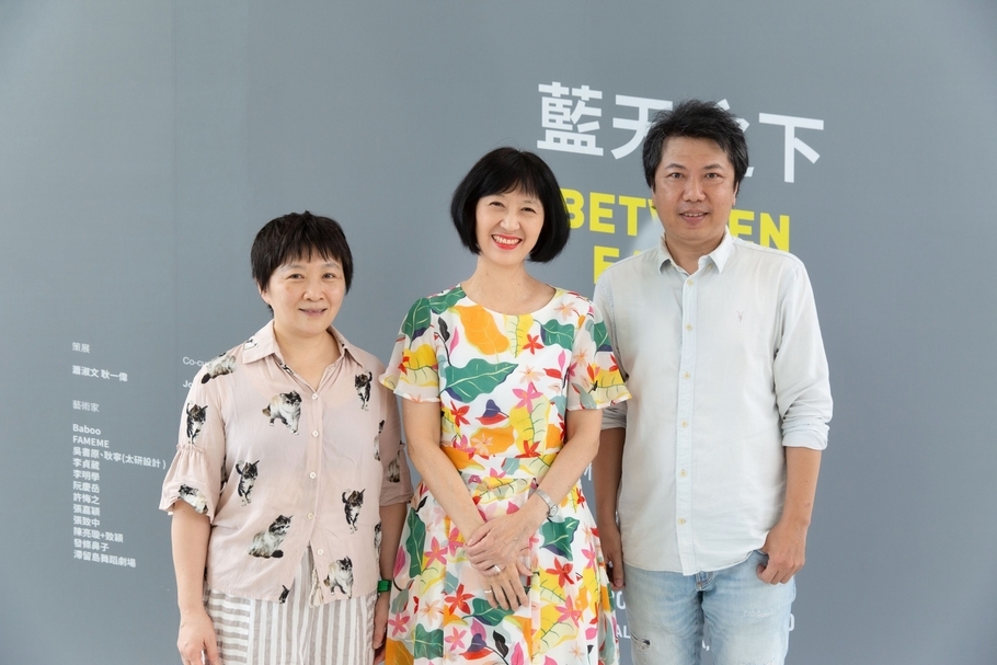 左起為：「藍天之下：我們時代的精神狀況」策展人蕭淑文、北美館館長林平、客座策展人耿一偉。（臺北市立美術館提供）