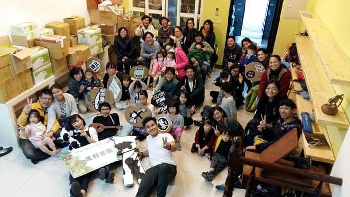 在孩好書屋裡，大家一起閱讀，呼籲垃圾減量！