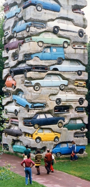 這居然是「真」的車！（阿曼德‧費爾南德斯Armand Fernandez│《長期停車場Long-term parking》│汽車、混凝土│6m×6m×18m│1982年。© 2019 VINTAGE EVERYDAY）
