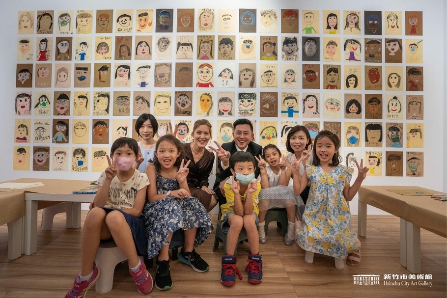策展人、新竹市長和小朋友們與300張關埔國小學生的自畫像作品合影