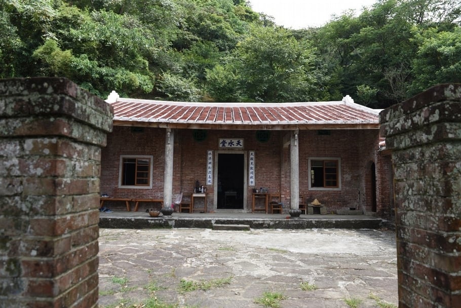 居民挑瓦,藉由社區營造方式修復的姜家大院。(攝影/蕭文杰)