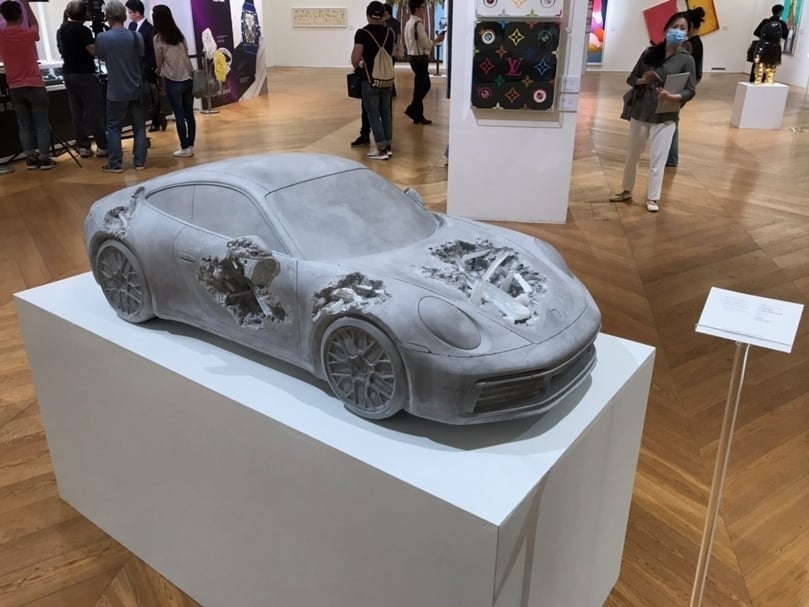 丹尼爾．阿爾軒（Daniel Arsham）《灰色透石膏侵蝕的保時捷》於富藝斯2020香港春拍「20世紀與當代藝術」專場中，以1,625,000港元成交，顯示出阿爾軒在現今市場的熱度。（本刊資料室）