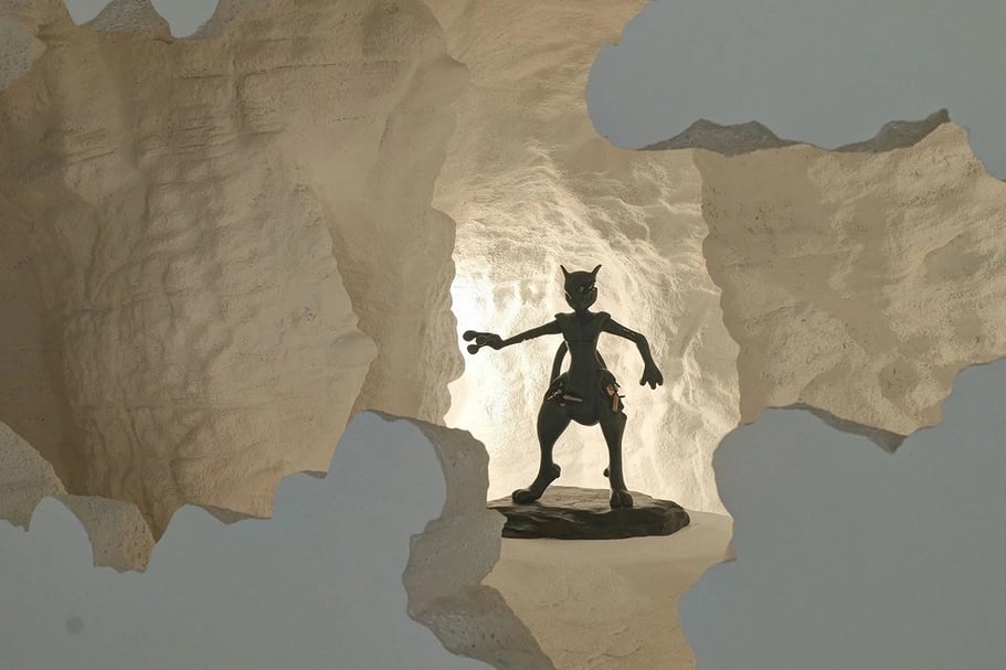 丹尼爾．阿爾軒（Daniel Arsham）被侵蝕的寶可夢「關東遺跡」展覽，展出許多寶可夢經典角色，如：超夢。（ © Daniel Arsham Photo By Shigeru Tanaka Courtesy Of Nanzuka）