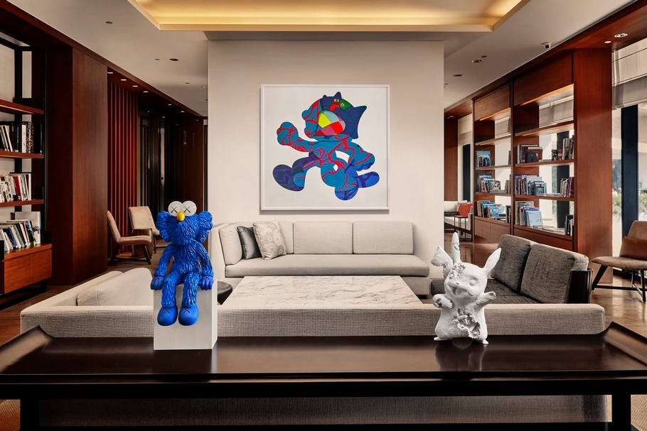 炙手可熱的作品：KAWS《SEEING座燈》（左）與丹尼爾．阿爾軒《水晶皮卡丘未來遺跡》（右）為原本沉穩大氣的大溪威斯汀商務中心添上新穎活躍的趣味氣息。（中誠拍賣提供）