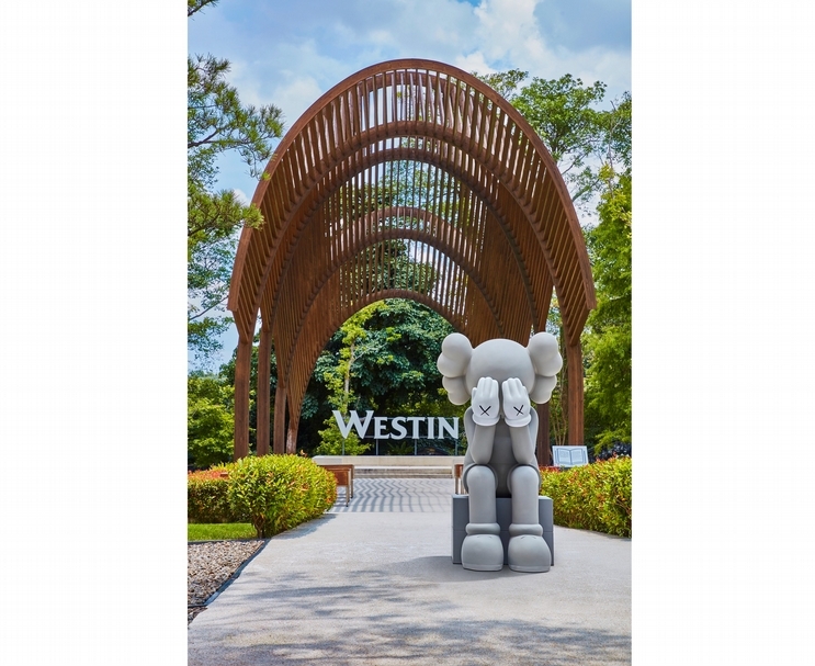 KAWS 《同伴（經過）》（灰）於大溪威斯汀戶外證婚教堂。（中誠拍賣提供）