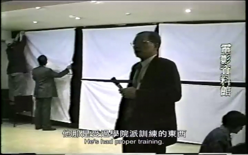 黃華成在1994年電資館放映會前的發言中，扼要地對於為何使用六塊銀幕的想法。（擷取自《實驗002（座談會側拍）》，© 國家電影及視聽文化中心）