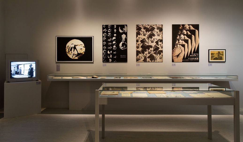 北美館「未完成，黃華成」中的「電影實驗的未竟想像」展區，將《「業餘電影展」海報》（1969）原作（右1），與《「十大皮蛋獎」海報》（右2）、《千面賊美人的吻》（右3）及尤其《實驗002》（左1至左3）交相輝映。（臺北市立美術館提供）