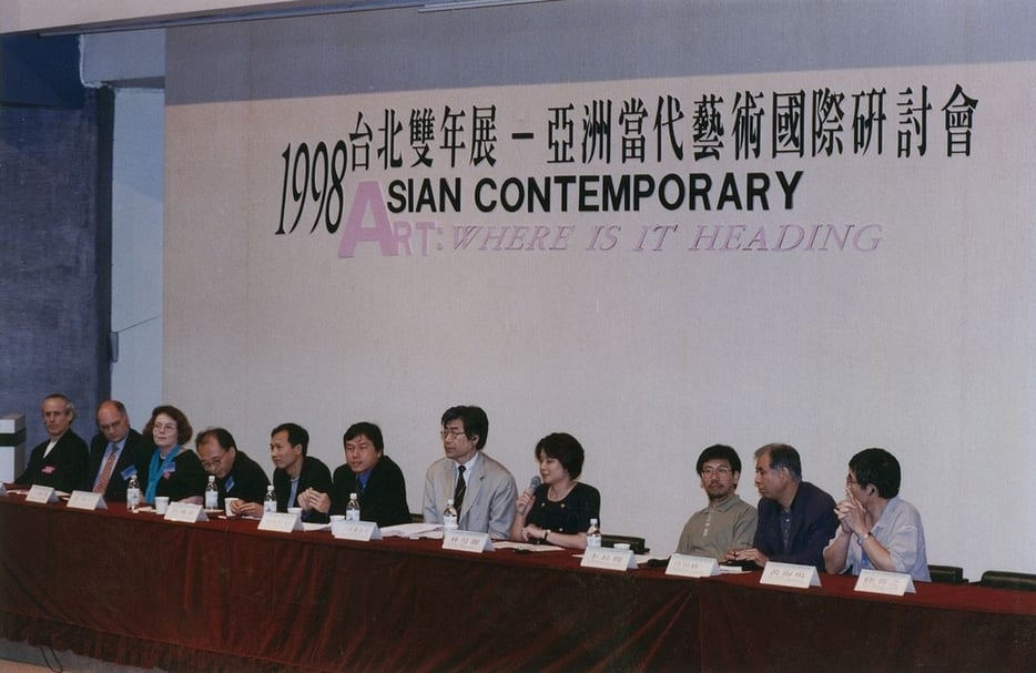 時任臺北市立美術館館長的林曼麗（右四），於1998年台北雙年展，邀請南條史生出任策展人。（© 臺北市立美術館）