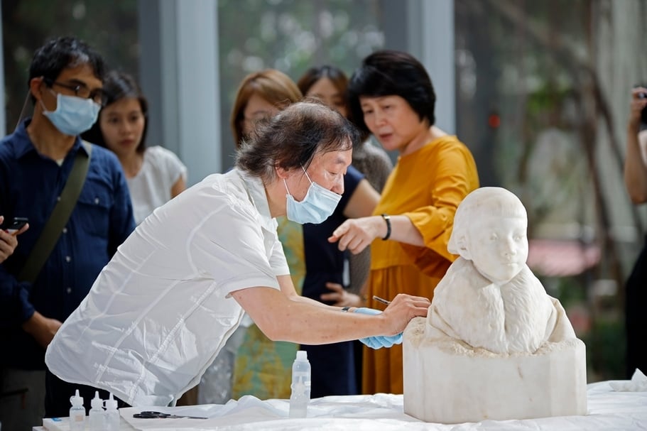 「不朽的青春：臺灣美術再發現」展覽總策畫林曼麗（右一）與正修復《少女》胸像（1920）的修復師森純一先生。（北師美術館提供）
