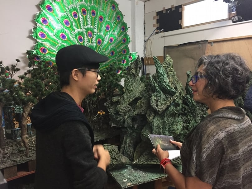 橫濱三年展策展人Raqs Media Collective成員Monica Narula造訪藝術家張徐展工作室。（國藝會提供）