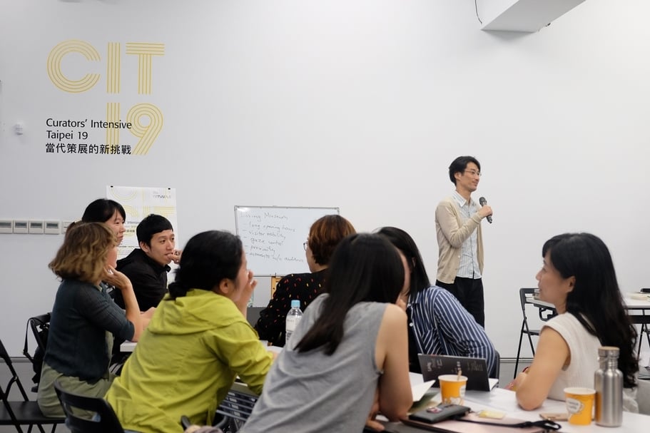 「CIT19」第三場工作坊由講師鄧富權（TANG Fu-Kuen，右二）、袁志偉（YUEN Chee-Wai ）帶領，學員為當時正於台北當代館展覽「超音樂・異聲驅動」（賴依欣策展）中展出的六件作品，重新設計Live Art的展演方式。（立方計劃空間提供）