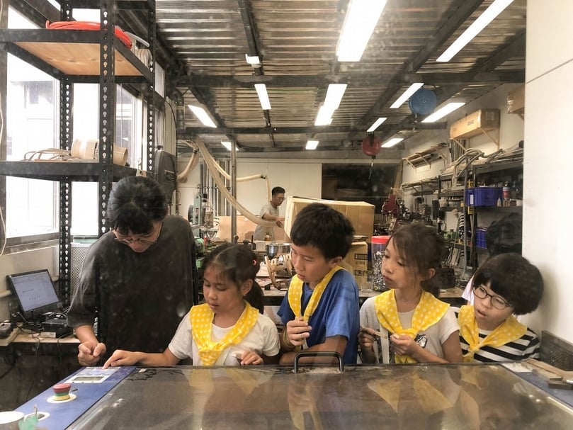 噪咖的老師帶小朋友見識雷切機（圖片來源：均勻製作）