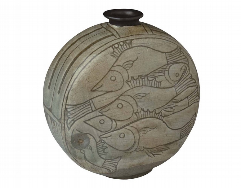 圖2 朝鮮15世紀〈粉青沙器雕魚紋扁瓶〉，館藏編號1964.936。（ ©The Art Institute of Chicago）