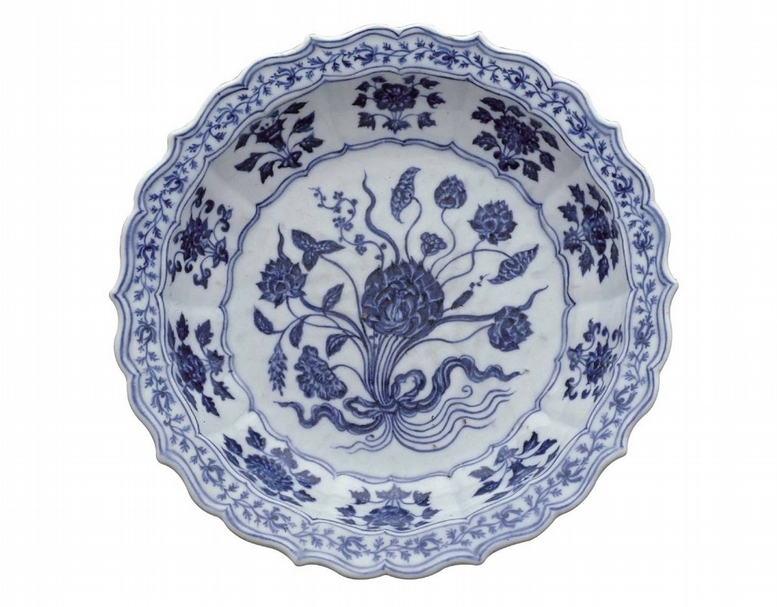 圖16 明宣德朝1426－1435年間〈青花一把蓮盤〉， 館藏編號1955.1204。（©The Art Institute of Chicago）
