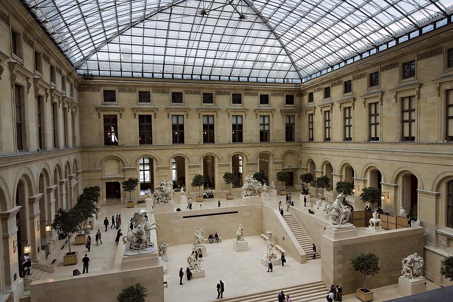 全世界遊客造訪法國巴黎的必到景點羅浮宮博物館（Musée du Louvre），早在歐洲疫情大規模爆發前的三月初，就已經在員工的強烈抗議下閉館。而在閉館期間館長尚路克．馬丁內斯（Jean-Luc Martinez）表示：「即使封鎖期間仍然可以在網路上看到羅浮宮所有的藏品，但能親身站在作品前感受是無法取代的，這也是博物館存在的意義。」圖為羅浮宮內馬利中庭（Cour Marly）。©Wikipedia