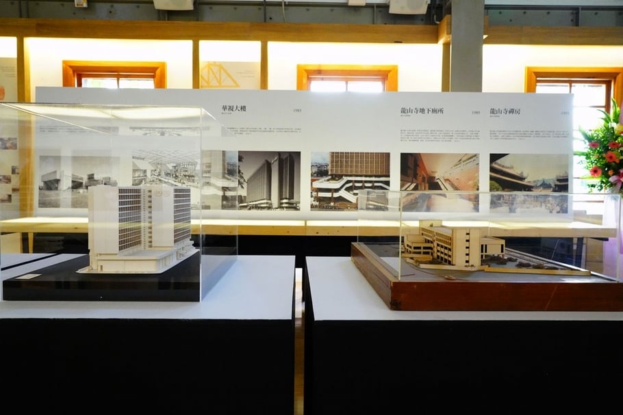 「高而潘建築作品珠玉展」展場。前方模型左為華視大樓，右為土銀員工訓練中心。（國立臺灣博物館提供）
