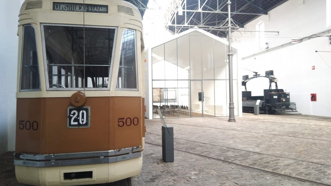 位於舊車場的波爾圖電車博物館(Museu do Carro Eléctrico do Porto)的選書,簡單到我懷疑他們並沒有想要「賣書」(哈),或說館方以評估參觀對象(鐵道迷)所需要的了。