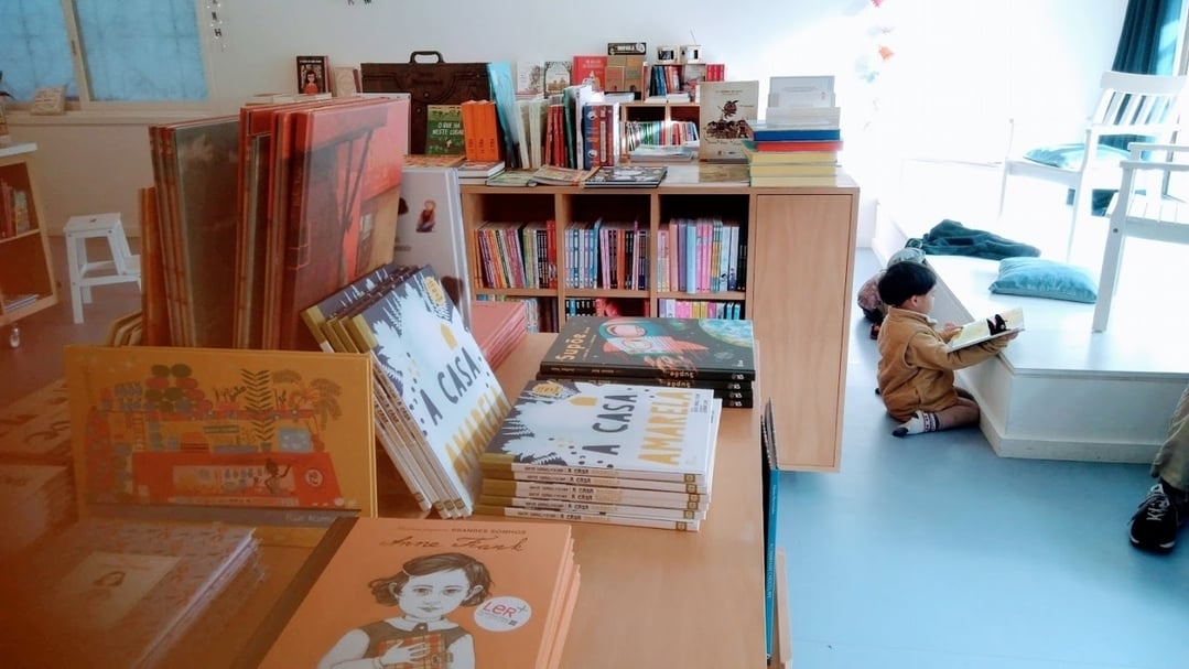 中間的書檯做了輪子,閱讀活動進行的時候,會將所有移動式中島推到邊邊。