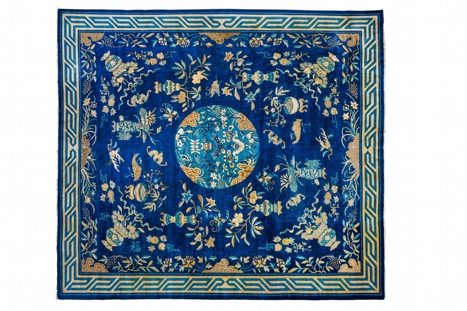 清乾隆嘉慶《藍地回紋邊福壽花卉紋栽絨地毯》，290×281cm，面積約8.1 平方公尺。（中國嘉德提供）