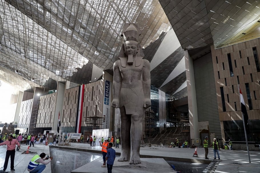 大埃及博物館內部的拉姆西斯二世（Ramses II）雕像。（© twitter.com/east_facts）