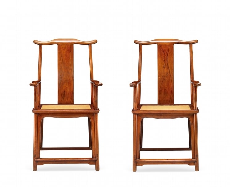 清早期《黃花梨四出頭官帽椅，（一對），55x61.5x116cm，估價：500萬至600萬元人民幣。（永樂拍賣提供）