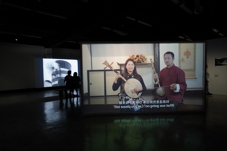 陳飛豪的《〈女誡扇綺譚〉和〈惠蓮的扇子〉》（2019）邀請微笑唸歌團的儲見智（右）、林恬安（左）以臺語「唸歌」改編日本作家佐藤春夫及西川滿兩段文本。