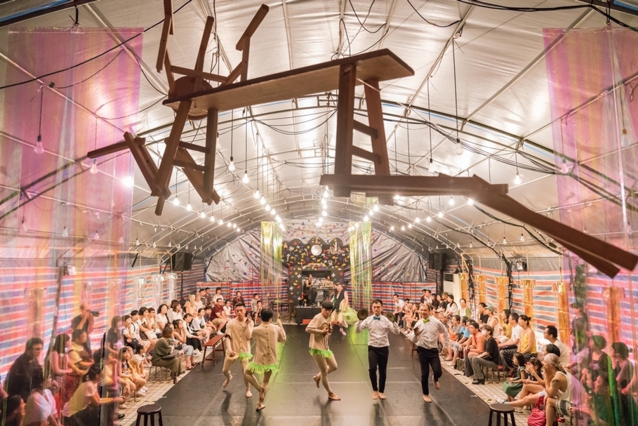 在國家戲劇院外廣場搭起喪葬祭棚，「弄鐃」的當代民俗劇場《悲傷ㄟ曼波》。（攝影／陳長志，台新藝術基金會提供，© 圓劇團）