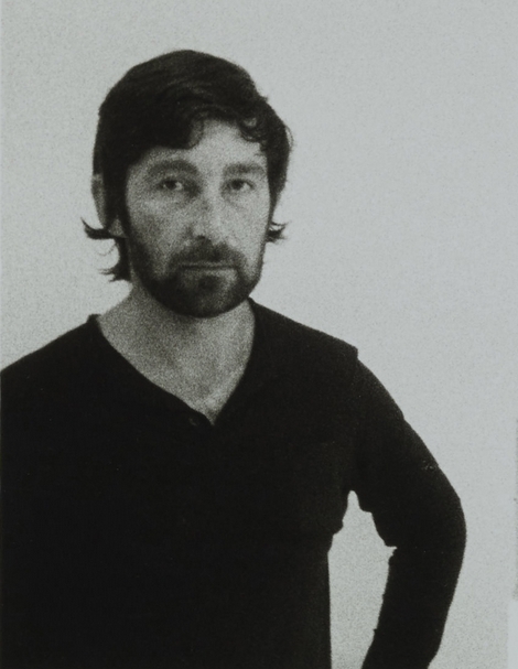 英國概念藝術家基斯．阿納特（Keith Arnatt, 1930 - 2008）。圖片取自Wikimedia。