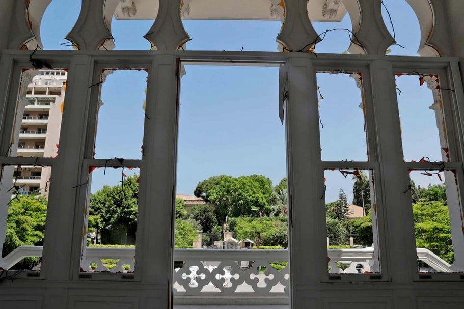 遭受爆炸波及的的蘇索克博物館（Sursock Museum）玻璃全碎，目前僅能以塑膠布覆蓋防止藏品受到風雨侵害。（ ©Sursock Museum/AFP/Getty Images）